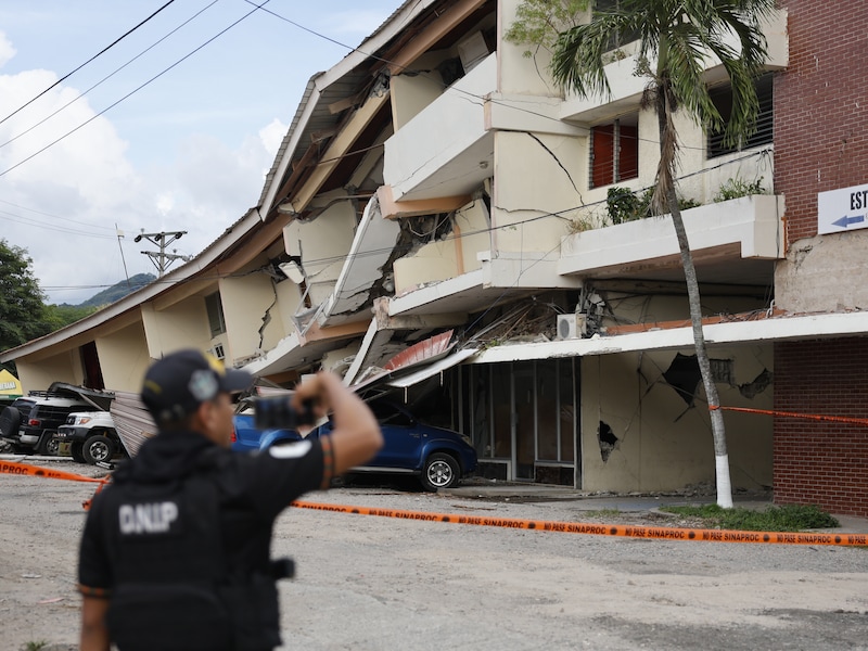 Een persoon inspecteert de schade aan een gebouw in Panama-Stad. (09/10/26) 