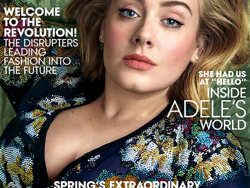 Adele schittert onder meer in een zijden creatie van Burberry.