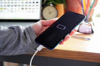Hoe vaak kan je je gsm opladen voordat de batterij verslijt? 7 feiten en fabels over jouw smartphone op een rij gezet