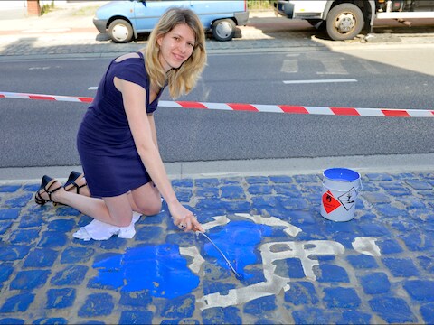 Open Vld-schepen Els Ampe frist geregeld zelf parkeerplaatsen voor gehandicapten op.