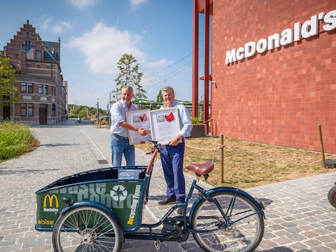 Burgemeester Bart Somers en Marc-Olivier Van Oppens, franchisenemer van McDonald’s Mechelen.