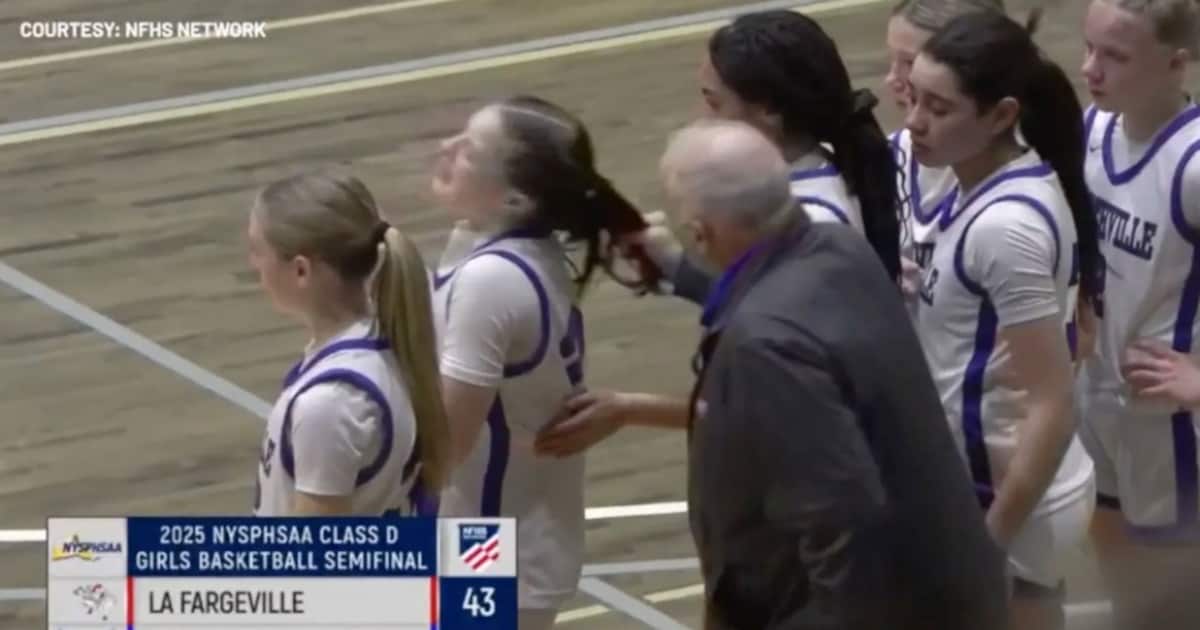 Basketbalcoach (81) ontslagen nadat hij nietsvermoedende sterspeelster zomaar aan haar staart trekt