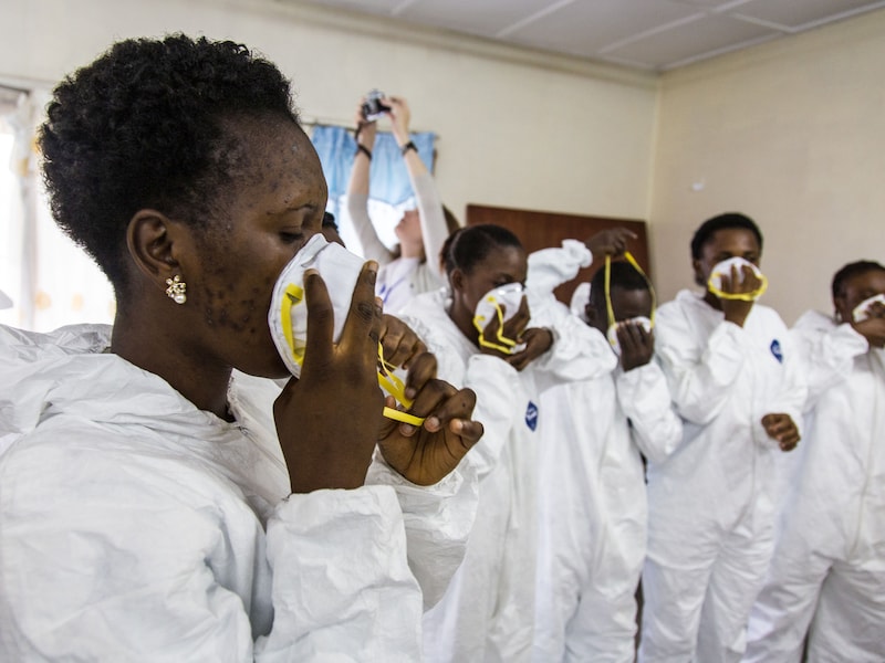Verpleegsters in Sierra Leona krijgen een ebolatraining.