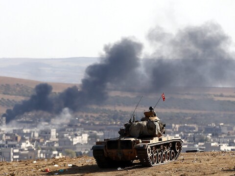 Foto genomen vanuit Turkije toont opstijgende rook na een luchtaanval tegen IS-milities in het westen van Kobane.
