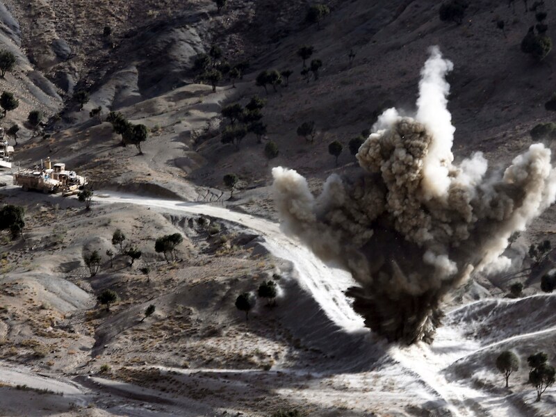 Archiefbeeld van een bom die tot ontploffing wordt gebracht door Amerikaanse soldaten in Paktika.