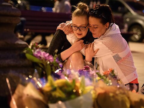 Inwoners van Manchester rouwen om de slachtoffers van de aanslag na het concert van Ariana Grande.