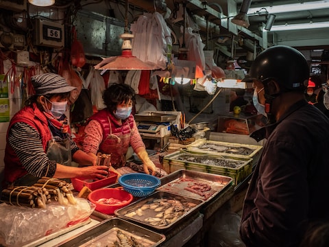 Op 'wet markets' in China dragen de verkopers nu verplicht mondmaskers.