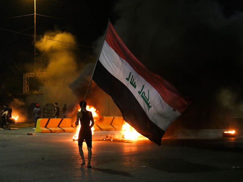 Woedende betogers vallen Iraanse consulaat in Irak aan