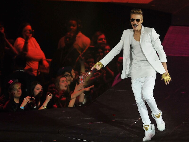 Justin Bieber op het podium in Londen.