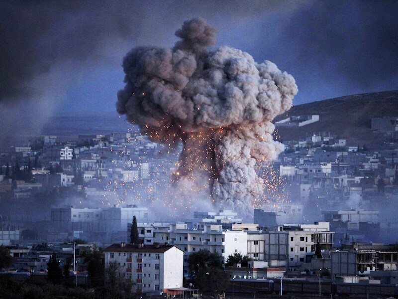 Een explosie in Kobane, vermoedelijk van een IS-zelfmoordaanslag.