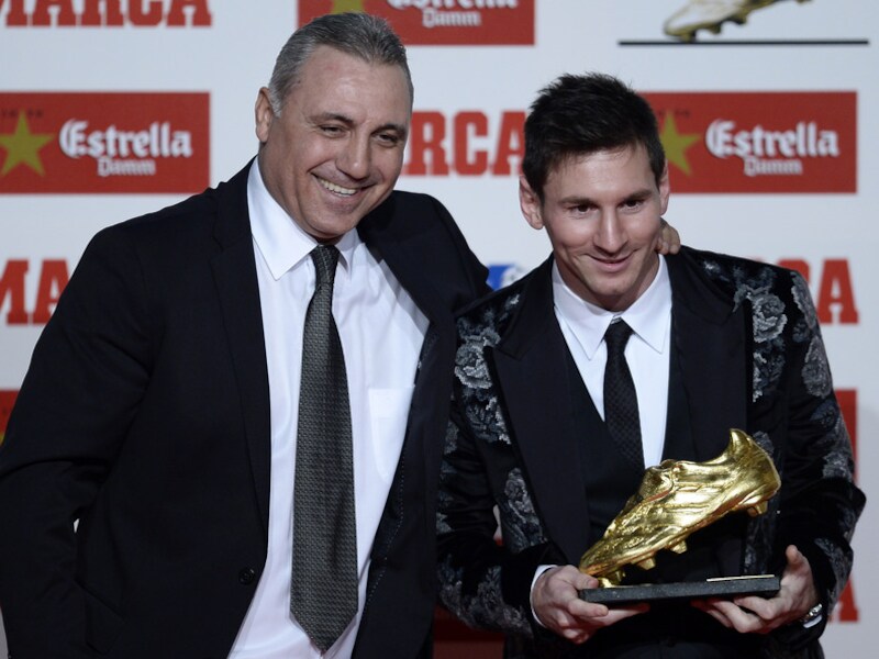 De gewezen Bulgaarse Barça-held Hristo Stoichkov poseert enthousiast met de laureaat.