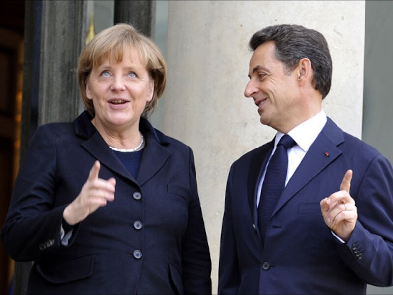 Merkel en Sarkozy: zelfde pak en zelfde opvatting over nieuwe schijf noodhulp aan Griekenland.