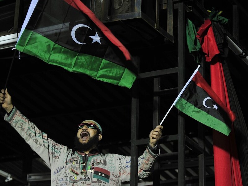 Een militant zwaait met de revolutionaire vlag.