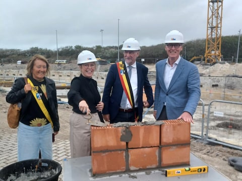 Van links naar rechts: schepen Hilde Dhont, directrice van Duneroze Debby Van Hove, burgemeester van De Haan Wilfried Vandaele en CEO van Anima Johan Crijns