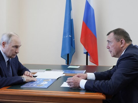 De Russische president Vladimir Poetin (links) ontmoet de gouverneur van de regio Sachalin, Valeri Limarenko (rechts), tijdens zijn bezoek aan het Koerilen-eiland Itoeroep. 