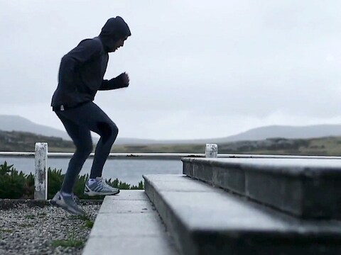 Fernando Zylberberg zorgde voor controverse door step-ups te doen op een Brits oorlogsmonument op de Falklandeilanden.