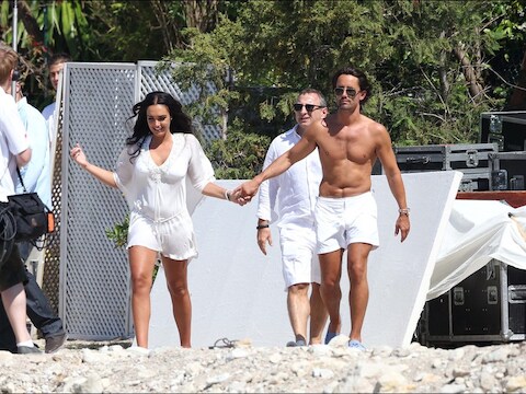 Tamara Ecclestone en haar echtgenoot Jay Rutland verlaten hun huwelijksfeest om aan boord te gaan van een jacht voor het diner.