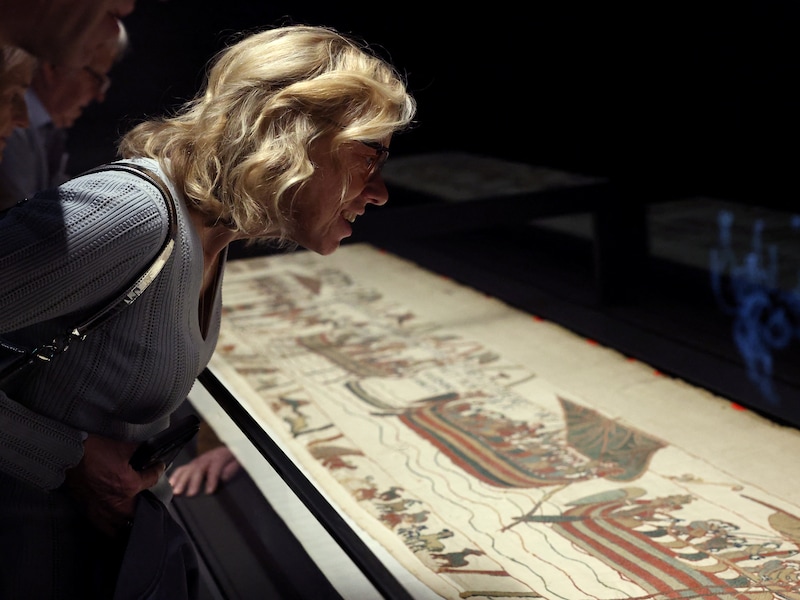 Bezoekers van het British Museum bewonderen het Tapijt van Bayeux. (10/09/26) 