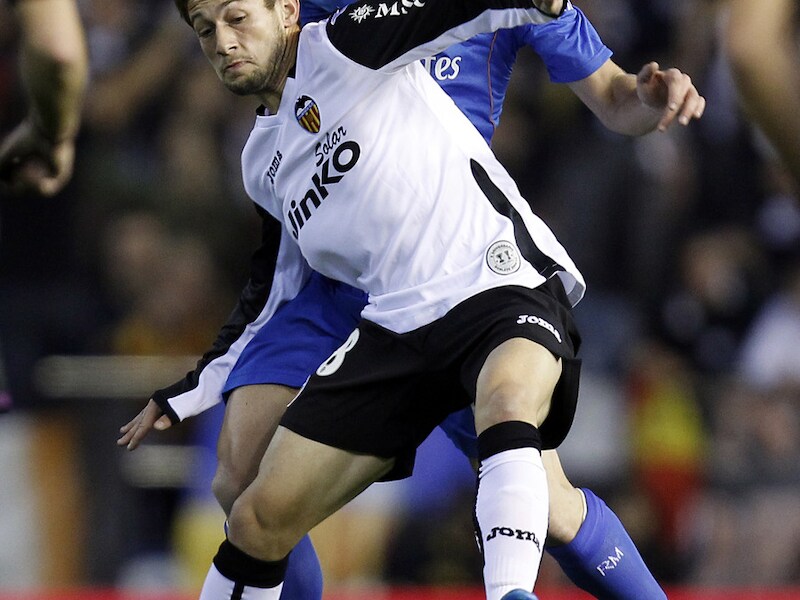 Xabi Alonso (blauw) in duel met Fede Cartabia van Valencia.