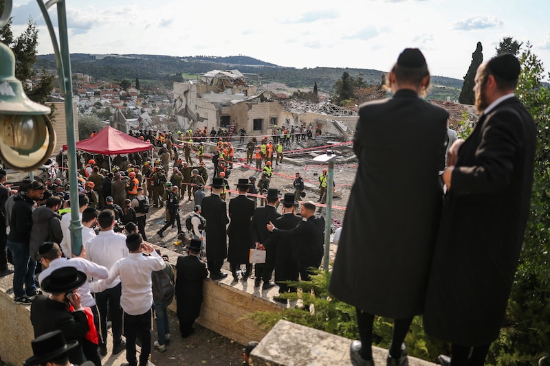 Reddingswerkers aan het werk in Beit Shemesh, nabij Jerusalem, na een Iraanse raketaanval.