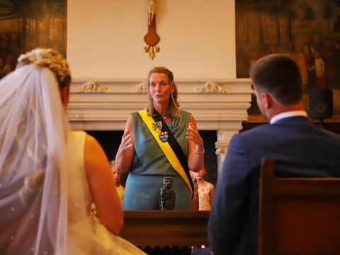 Patricia Waerniers leidde de huwelijksceremonie van haar eigen dochter in Beernem.