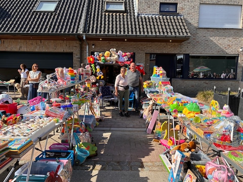 KIJK. Gezelligste rommelmarkt van Brugge bestaat al lang niet meer uit ‘rommel’ alleen: heerlijke temperaturen zorgen voor drukke Sint-Michielse Feeste