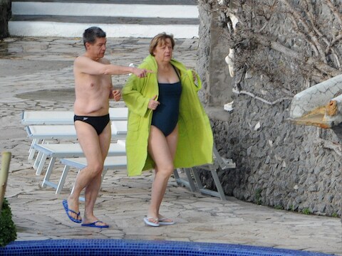 Angela Merkel en haar echtgenoot Joachim Sauer brengen hun vakantie in Ischia door.