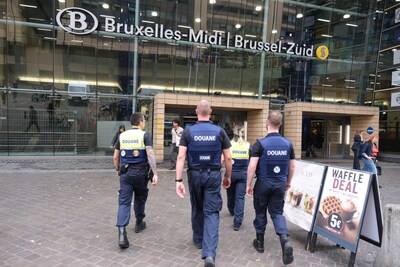 Onder babypakje en slabbetje ligt plots kalasjnikov met 30 patronen: zo liep twintiger tegen de lamp in station Brussel-Zuid