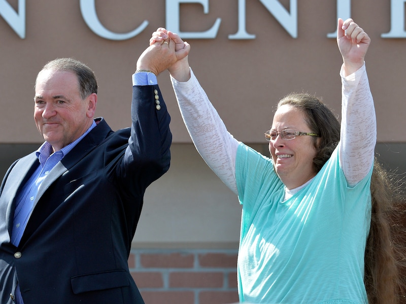 Kim Davis met Republikeins presidentskandidaat Mike Huckabee bij haar vrijlating.