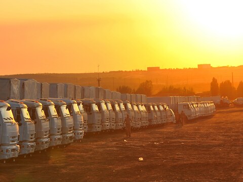 De trucks van het hulpkonvooi gisteren in de Rostov-regio.