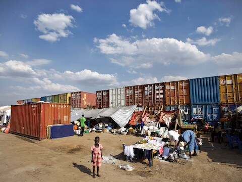 Archieffoto: een vluchtelingenkamp nabij containers in Zuid-Soedan.