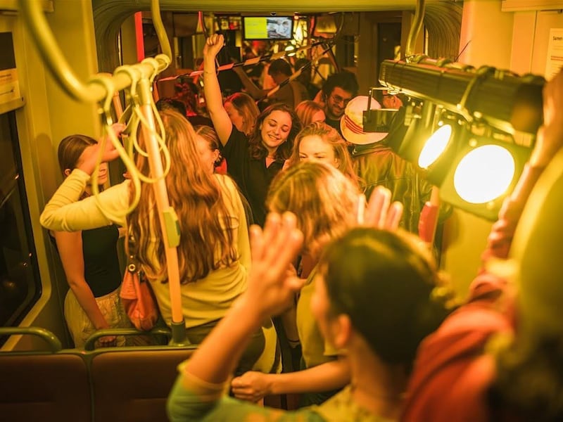 Een sfeerbeeld van de feesttram in Gent tijdens een vorige editie.