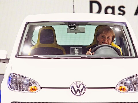 Angela Merkel achter het stuur van een Volkswagen eco-up. (Archieffoto 2011).