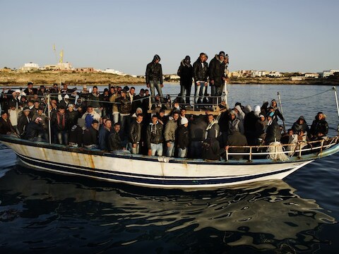Immigranten komen met boten toe op het Italiaanse eiland Lampedusa.