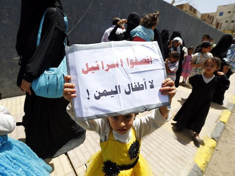 Kinderen in Jemen protesteren tegen de luchtaanvallen van Saoedi-Arabië: "Bombardeer Israël, geen kinderen in Jemen."