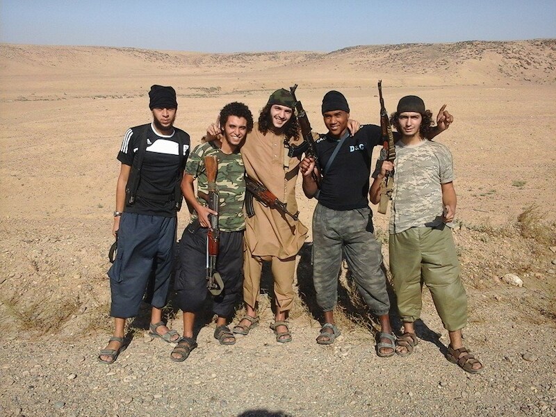 Olivier Calebout en Abdelmalek Boutalliss uit Kortrijk, de uit Malle afkomstige Azeddine Kbir Bounekoub, Lucas Van Hessche uit Kortrijk en een onbekende strijder. (Archieffoto)