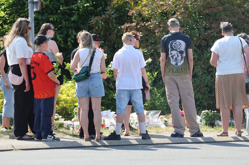Leerkrachten, begeleiders en leerlingen van Capelderij komen bloemen leggen aan de plaats van het ongeval.