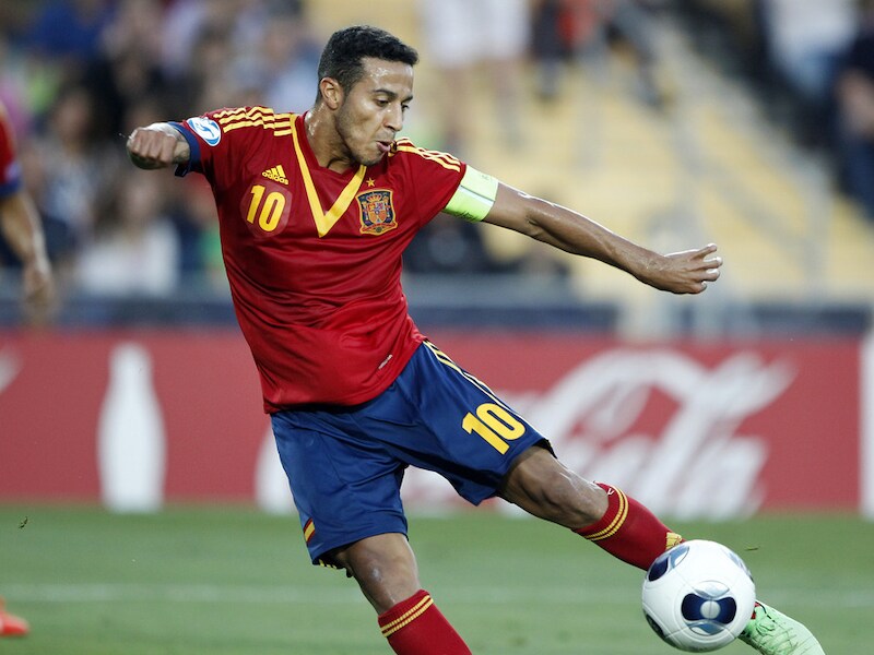 Thiago Alcantara als aanvoerder van Jong Spanje op het EK in Israël.