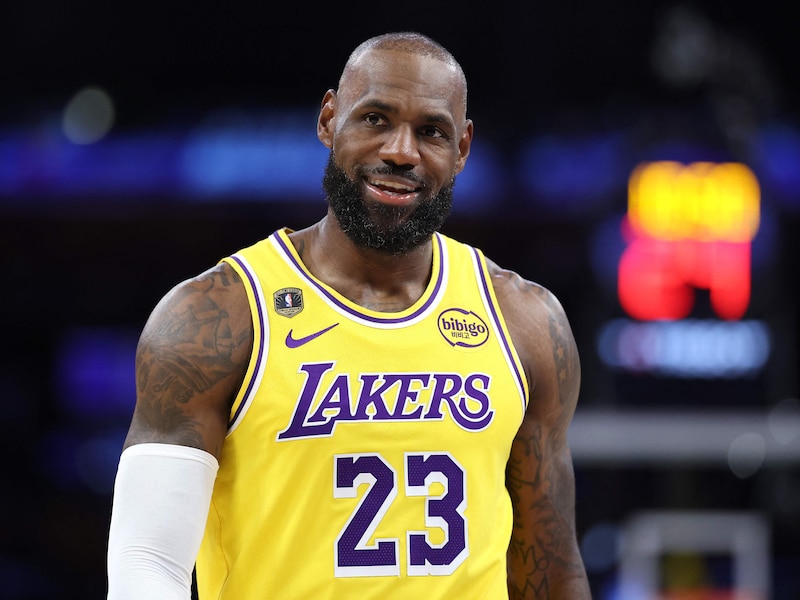 LeBron James (41) doet er nog een jaartje bij in de NBA, maar vertrekt wel bij LA Lakers