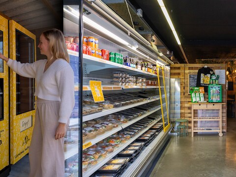 La Tierra biedt hun maaltijden aan zowel in een fysieke winkel als in onbemande automaten.