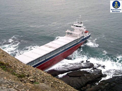 De kustwacht van Aviles gaf foto's vrij van het gestrande schip.