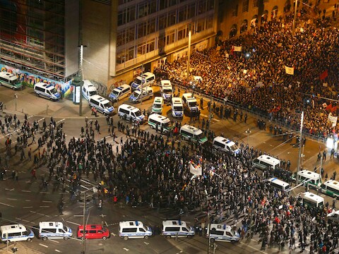 De Pegida-aanhangers, onderaan, waren met veel minder dan de tegenbetogers.