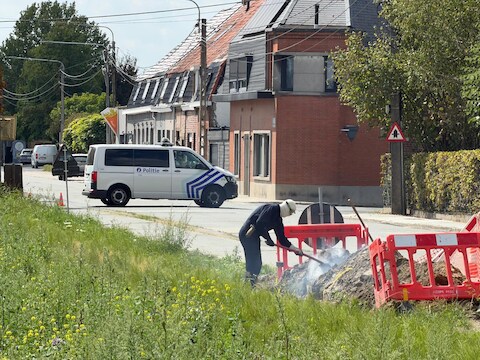 Langs de Sint-Katharinastraat in Sente, tussen Lendelede en Heule, is een fosforbom gevonden