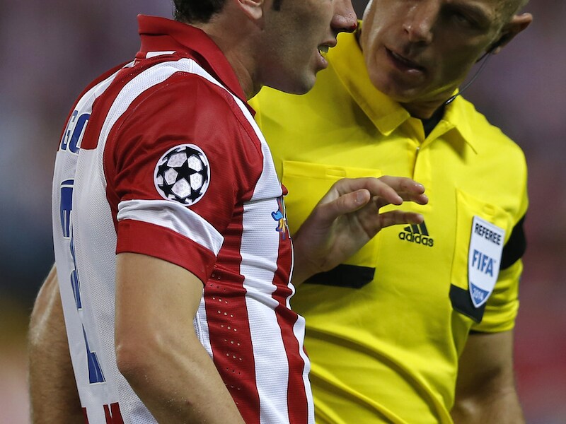 Howard Webb (rechts).