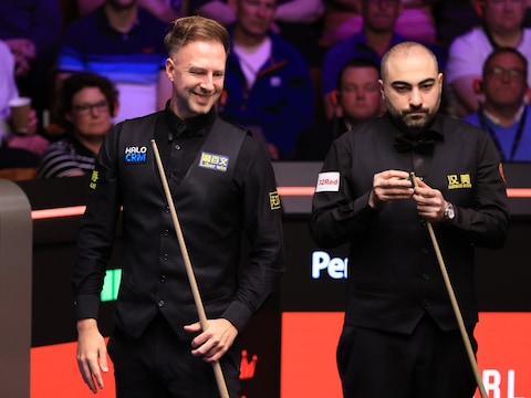 Judd Trump en Hossein Vafaei op de tiende dag van het Wereldkampioenschap Snooker 2026 in het Crucible Theatre in Sheffield.