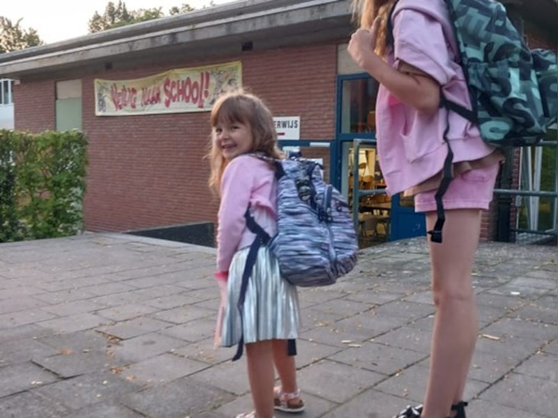 Zoë en Hailey zijn als eerste aanwezig op eerste schooldag