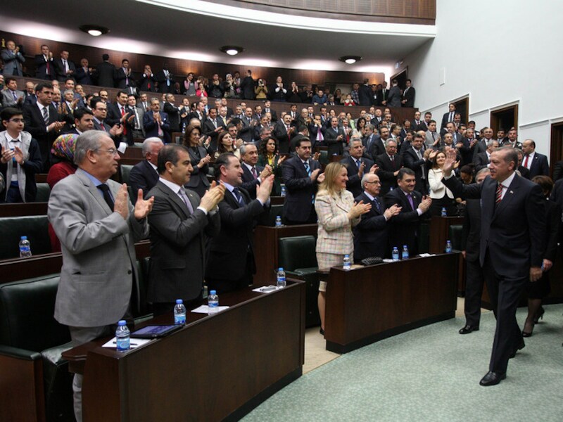 Premier Erdogan groet het Turkse parlement.
