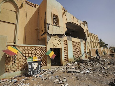 Een gebouw van de islamistische rebellen dat stukgeschoten is na Franse bombardementen in Gao.