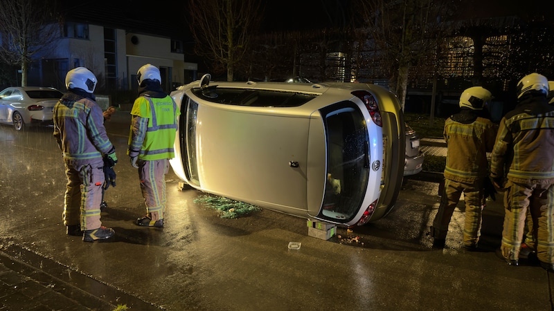Un vehículo acabó volcado de lado tras una colisión en Borsbekestraat.