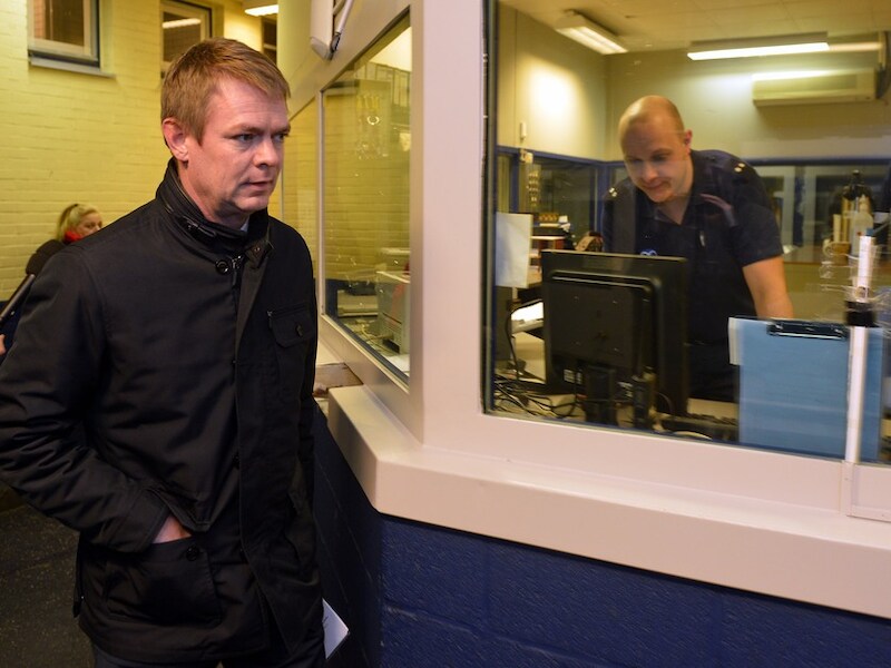 Staatssecretaris Hendrik Bogaert bij zijn bezoek aan de gevangenis van Lantin.